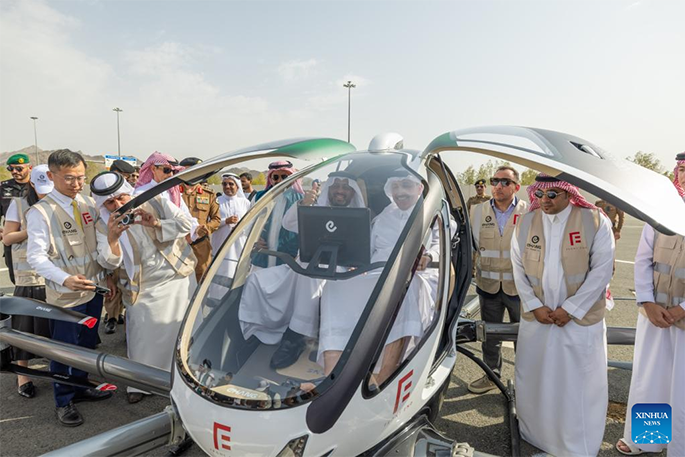 شركات سعودية وصينية تجريان تجربة التاكسي الطائر بدون طيار