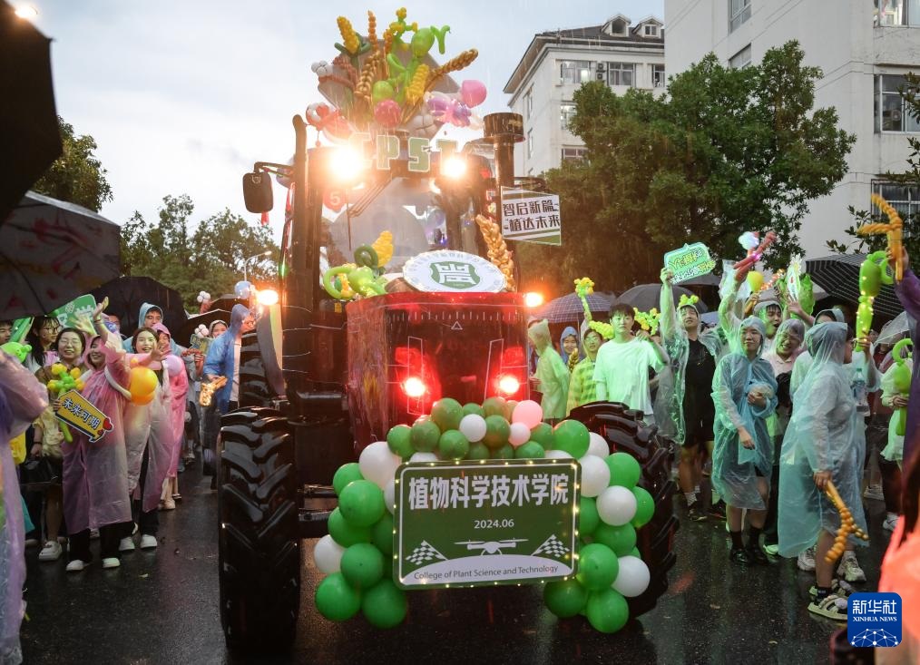 بين الآلات الزراعية الضخمة، طلّاب جامعة هواتشونغ للزراعة يحتفلون بتخرجهم بطريقة مختلفة