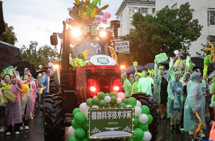 بين الآلات الزراعية الضخمة، طلّاب جامعة هواتشونغ للزراعة يحتفلون بتخرجهم بطريقة مختلفة