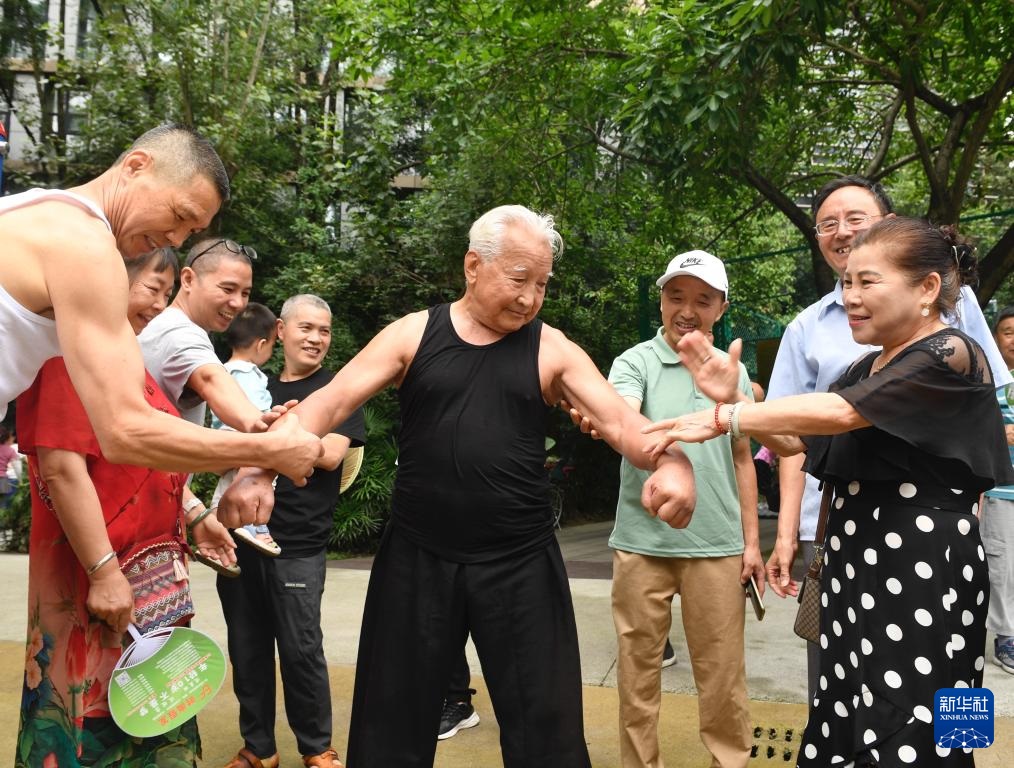 مسنّو تشنغدو ينثرون حيوتهم في حديقة المدينة