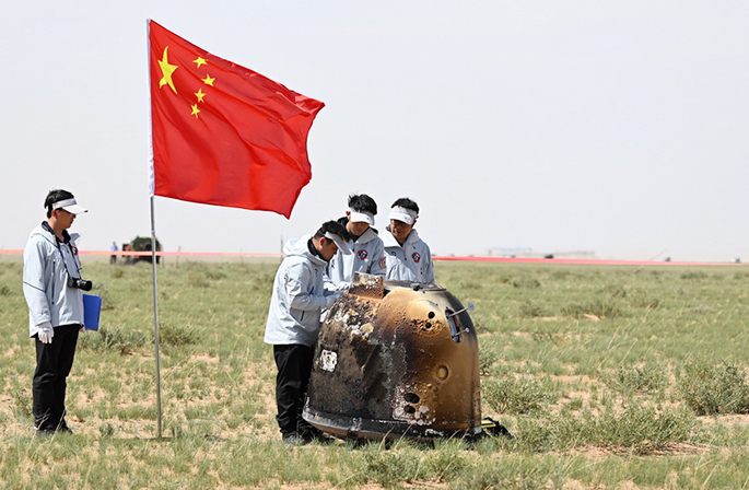 عودة المسبار القمري الصيني "تشانغ آه-6" إلى الأرض حاملا أول عينات يتم جمعها من الجانب البعيد للقمر