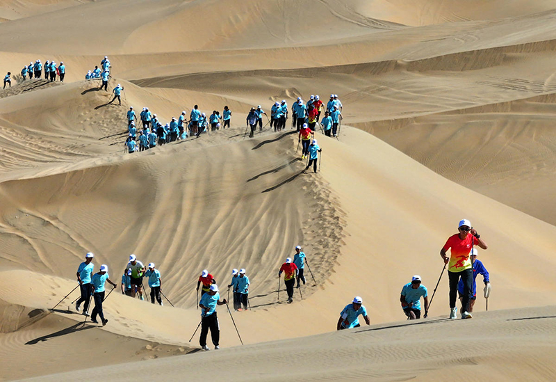 أوردوس تنظم ماراثون المشي بالعصا في الصحراء