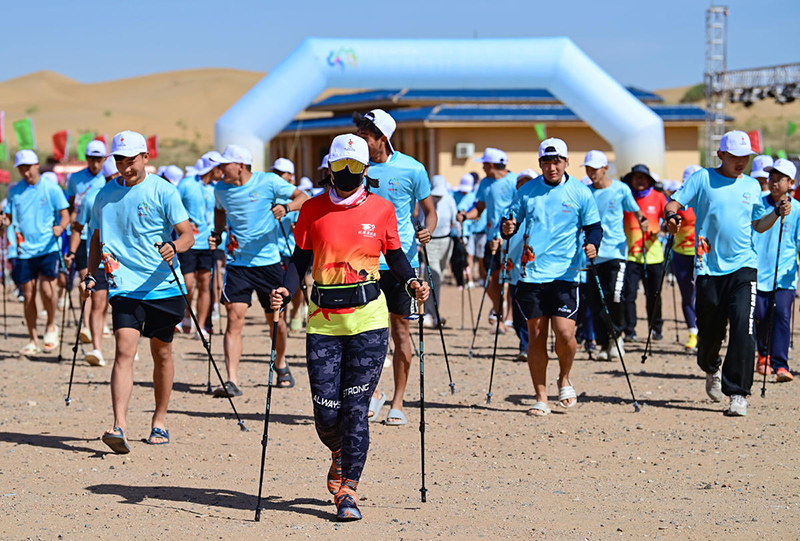 أوردوس تنظم ماراثون المشي بالعصا في الصحراء