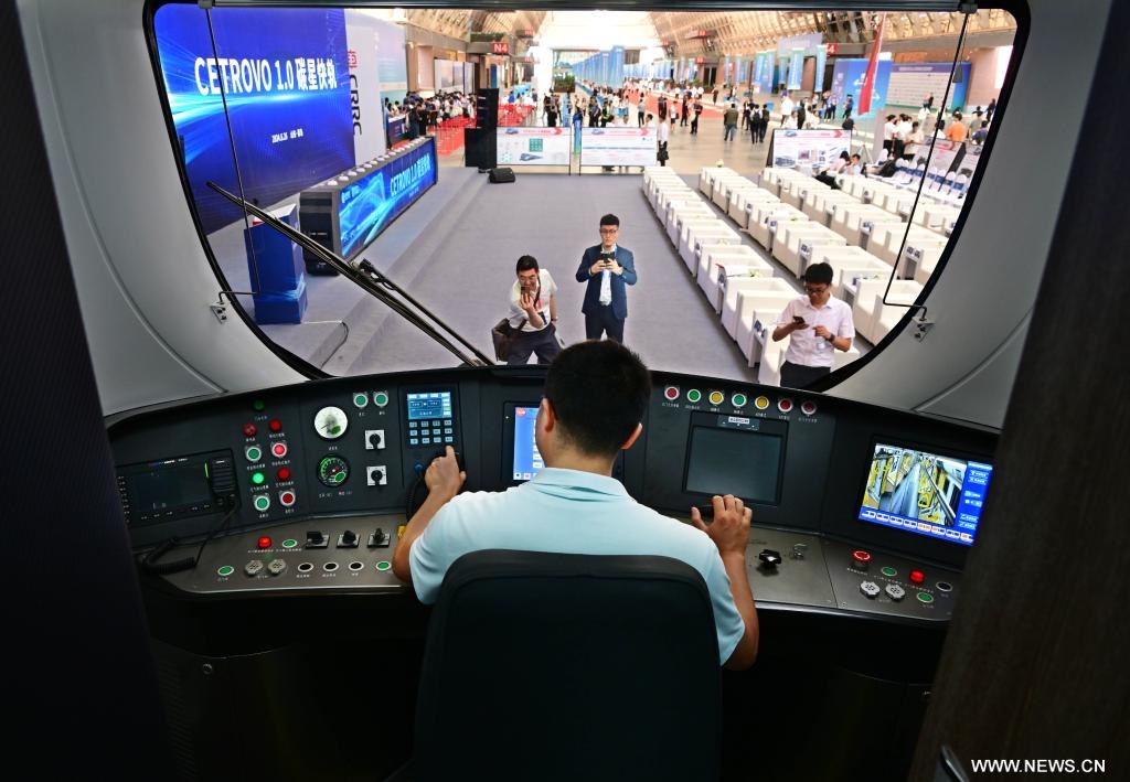 مدينة تشينغداو تختبر أول مترو أنفاق في العالم مصنوع من ألياف الكربون