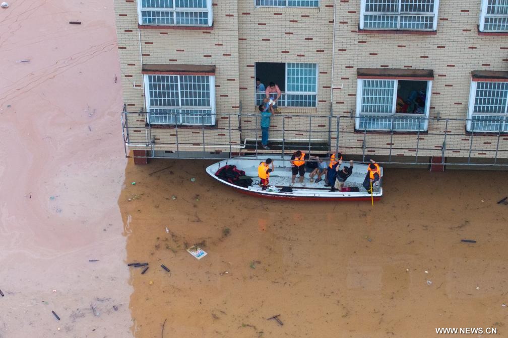 عمليات الإنقاذ لإجلاء المنكوبين ونقل مواد الإغاثة بعد هطول أمطار غزيرة بوسط الصين