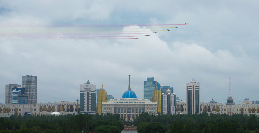 طائرات تزركش سماء كازاخستان بخطوط دخانية بألوان العلم الصيني ترحيبا بالرئيس شي