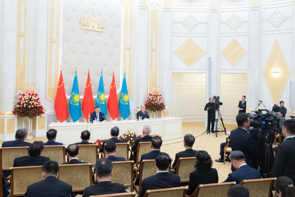 شي يقول إن الصين وكازاخستان رفيقان على درب التحديث