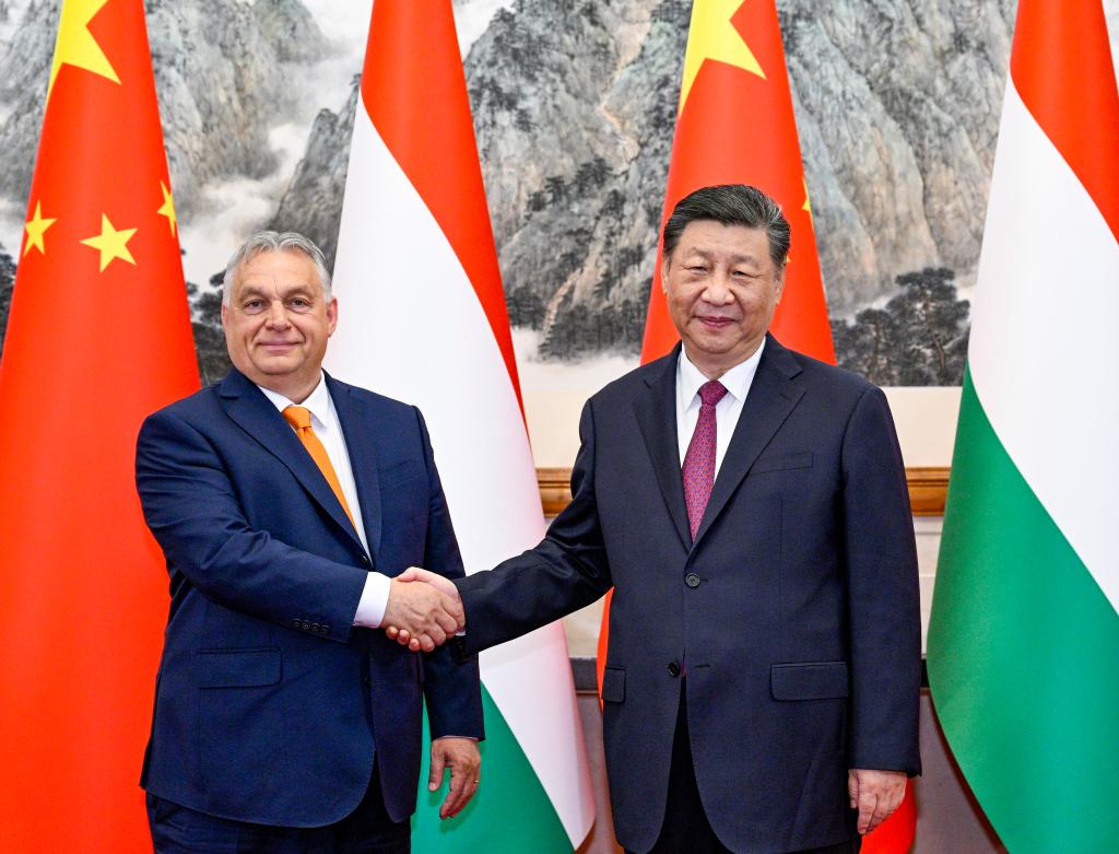 شي يلتقي رئيس الوزراء المجري ويتبادلان وجهات النظر بشأن العلاقات والأزمة الأوكرانية