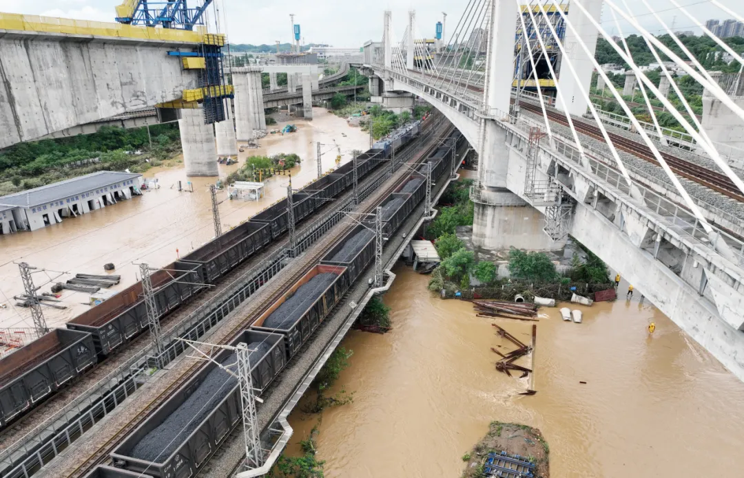 شاحنتان ثقيلتان أنقذتا جسر بجيانغشي من فيضانات قوية