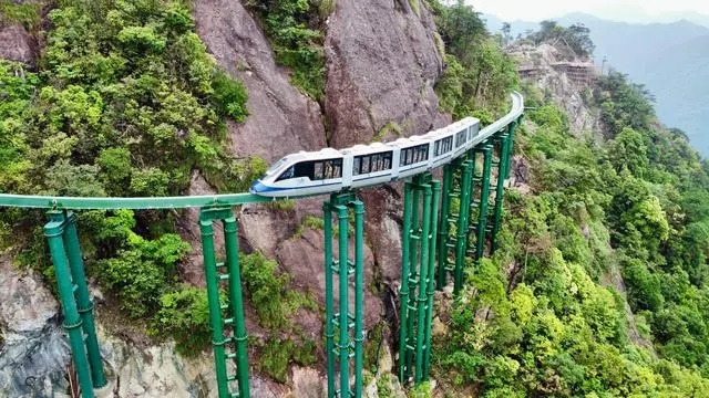 قطار الجرف عالي ال في جيانغشي، يمنح  السائحين تجربة سياحية مثيرة