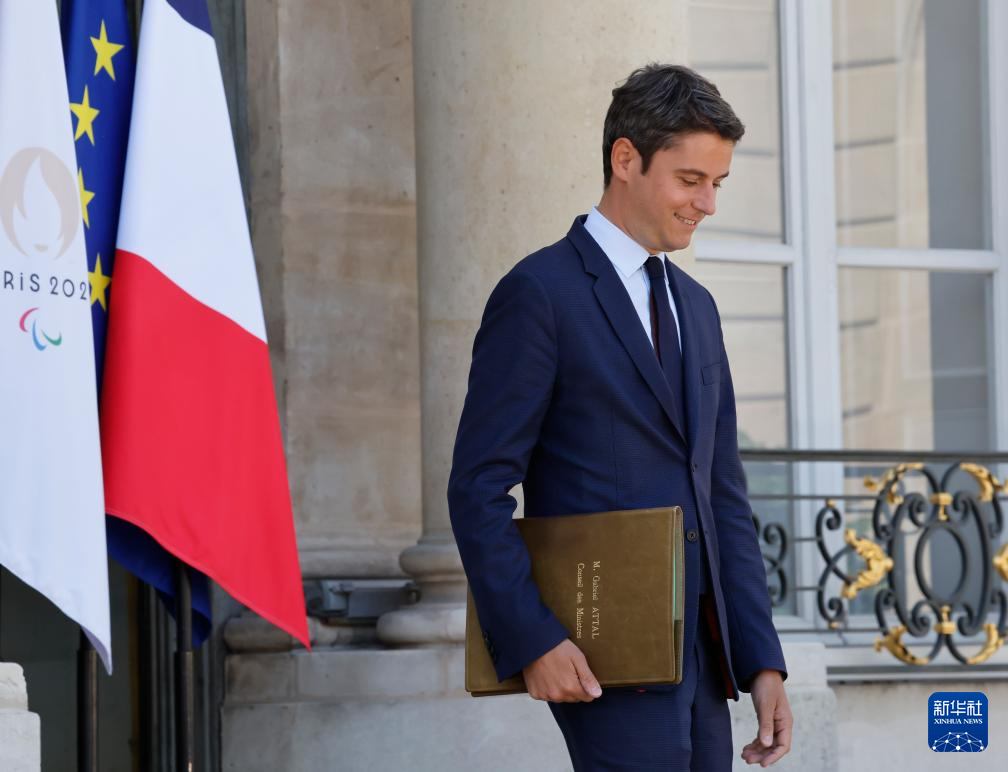 الرئيس الفرنسي ماكرون يقبل استقالة رئيس الوزراء أتال