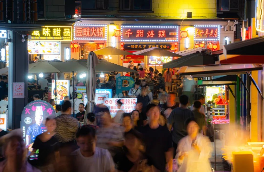 "اقتصاد الليل" ينمو بقوة في قويانغ مع زيادة حيوية المدينة