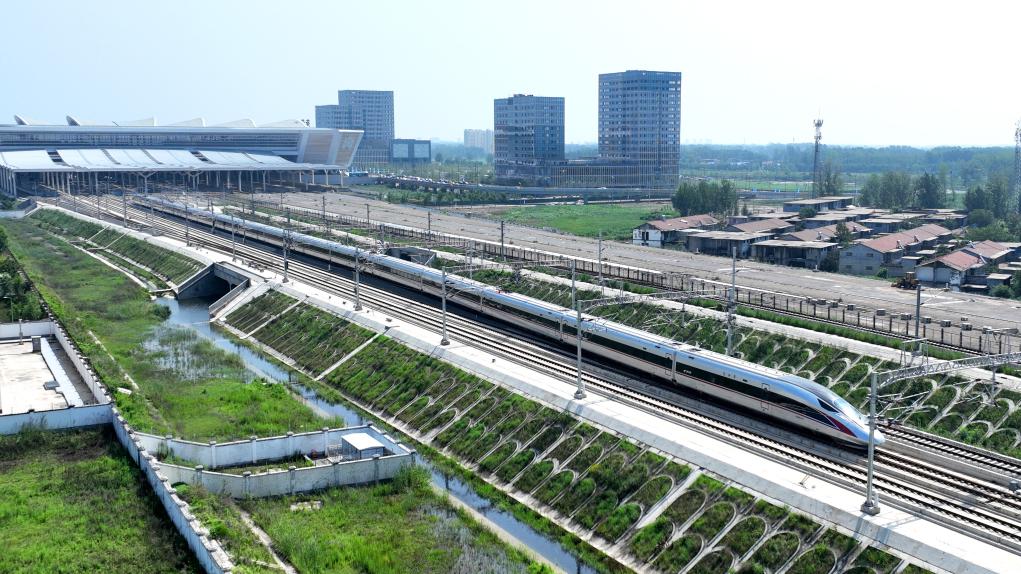 الصورة: بدء تشغيل خط سكة حديد جديد فائق السرعة في الصين