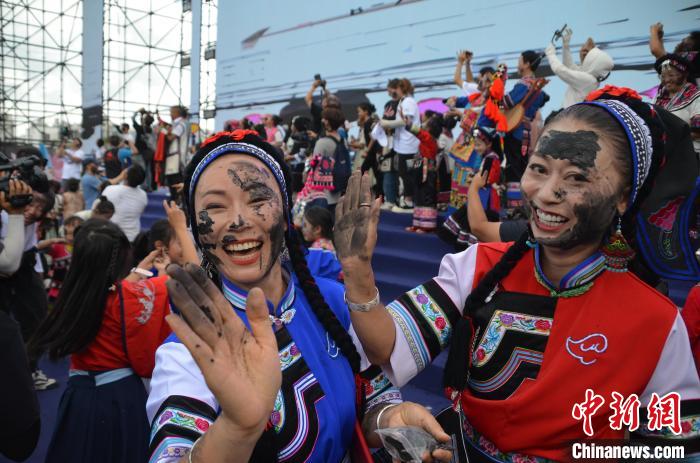 مهرجان تلطيخ الوجه في جنوب غربي الصين، طقوس لتقديم الأمنيات بالسعادة