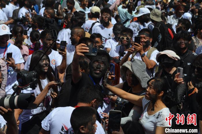 مهرجان تلطيخ الوجه في جنوب غربي الصين، طقوس لتقديم الأمنيات بالسعادة