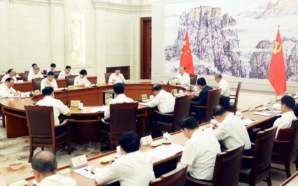 مشرعون وطنيون بارزون يدرسون المبادئ التوجيهية للجلسة الكاملة للحزب الشيوعي الصيني