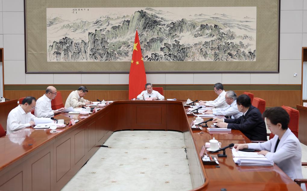 مسؤولون حكوميون بارزون يدرسون المبادئ التوجيهية للجلسة الكاملة للحزب الشيوعي الصيني
