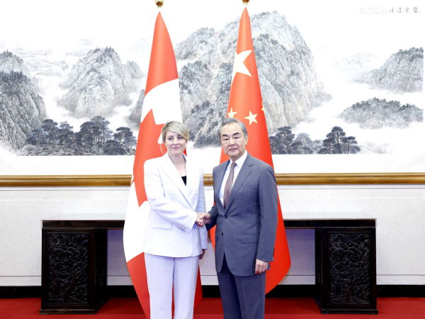 وزير الخارجية الصيني: على الصين وكندا الحفاظ على أهدافهما الأصلية وتعزيز تطبيع العلاقات