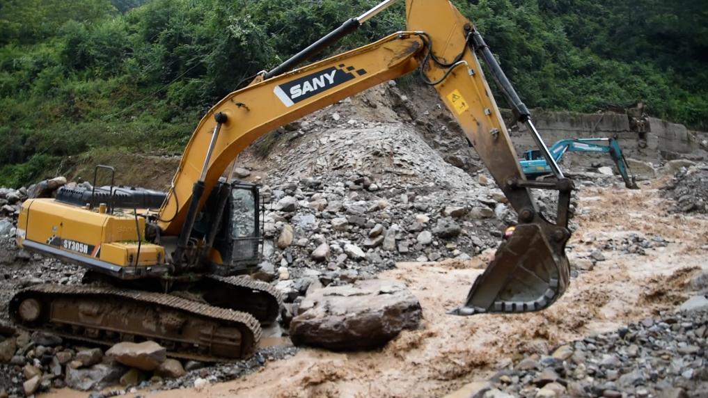 أعمال الإنقاذ والإغاثة بعد فيضانات مفاجئة في قرية بجنوب غربي الصين