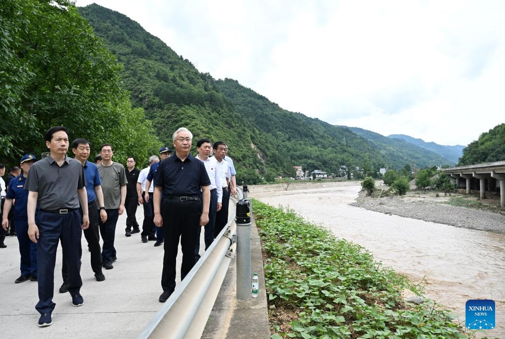 نائب رئيس مجلس الدولة الصيني يحث على استخدام كافة السبل في البحث عن المفقودين إثر انهيار جسر
