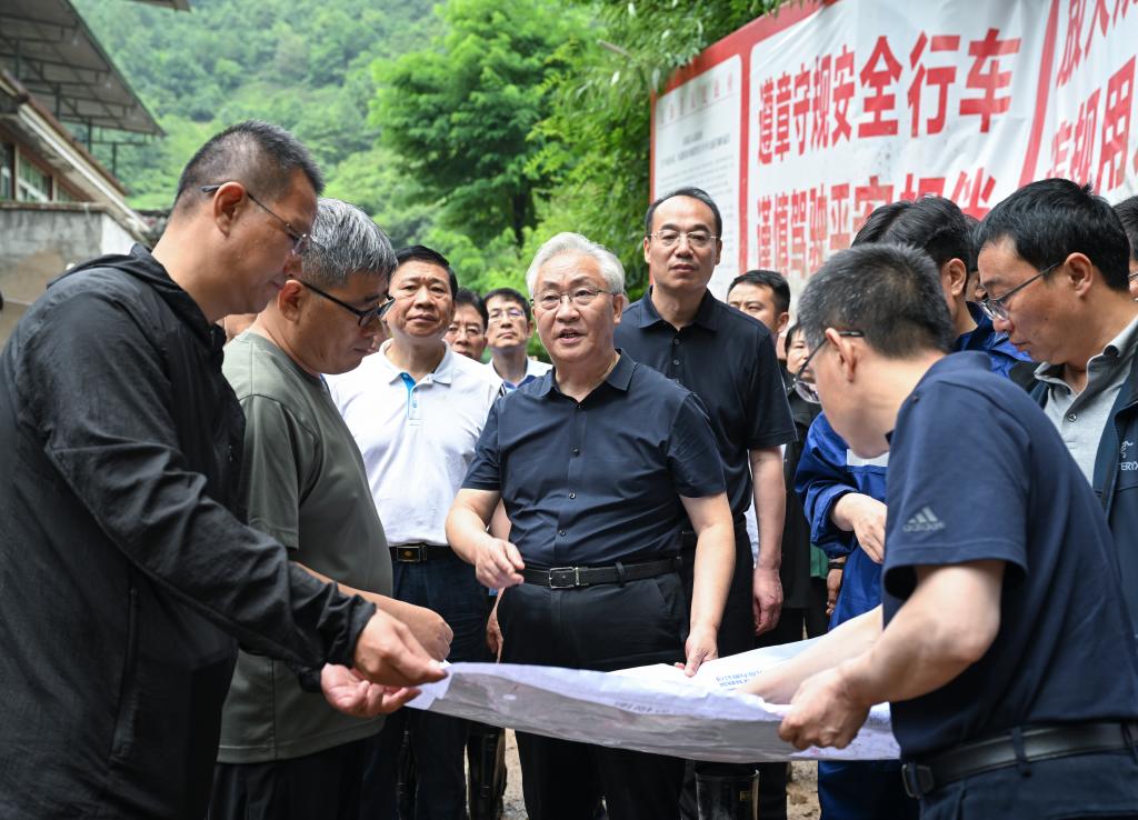 نائب رئيس مجلس الدولة يحث على بذل جهود إنقاذ شاملة بعد فيضانات جنوب غربي الصين