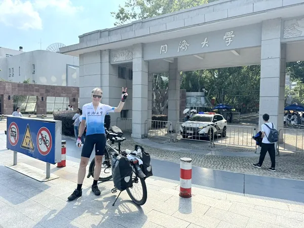 أستاذ هولندي يعود من بلاده إلى جامعته في شنغهاي على متن درّاجة