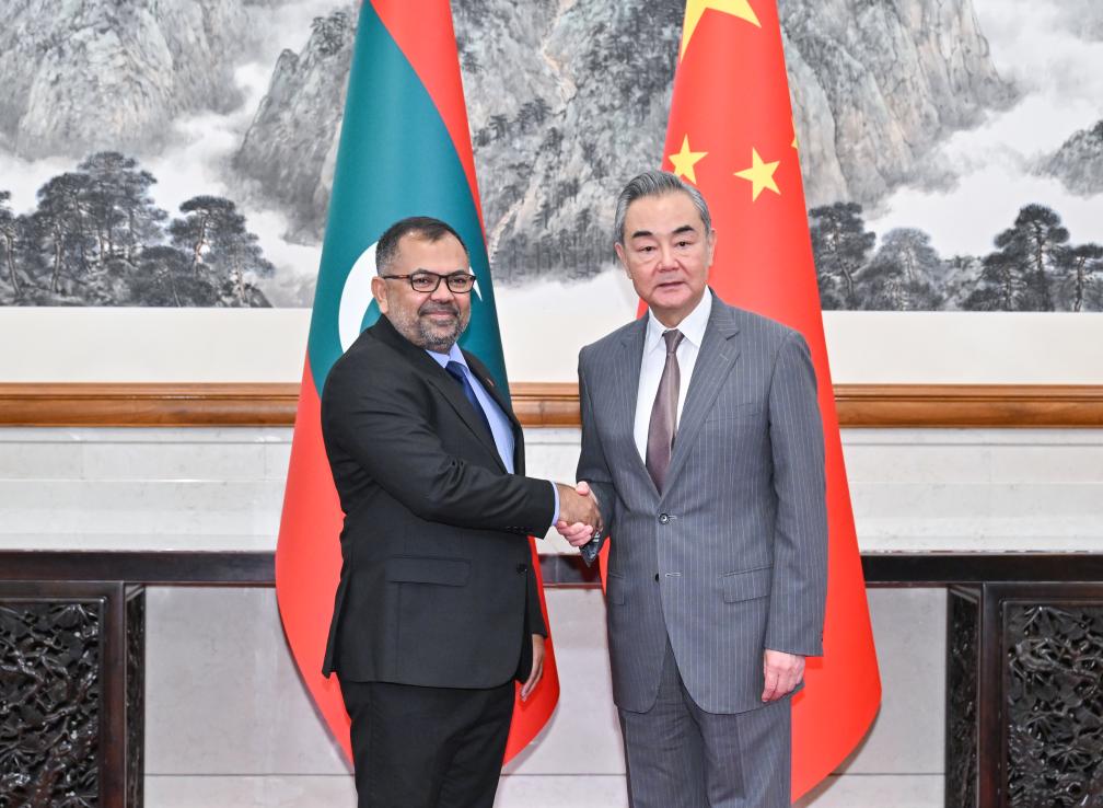 وزير الخارجية الصيني يعقد محادثات مع وزير خارجية المالديف