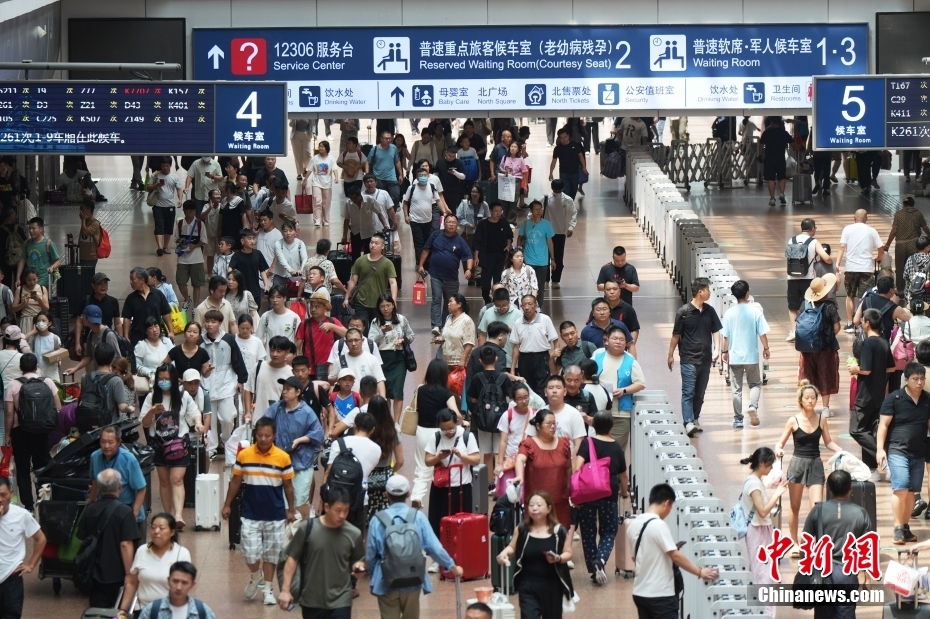 الصين تشهد أكثر من 300 مليون رحلة ركاب بالسكك الحديدية حتى الآن في ذروة السفر الصيفية