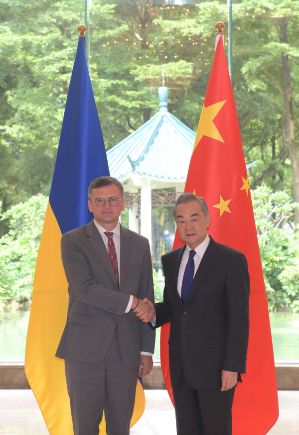 وزير الخارجية الصيني يدعو إلى تنمية صحية ومطردة للعلاقات بين الصين وأوكرانيا