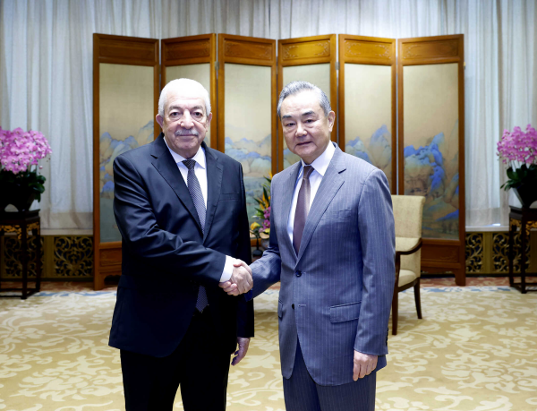 وزير الخارجية الصيني يلتقي رئيس وفد حركة فتح الفلسطينية
