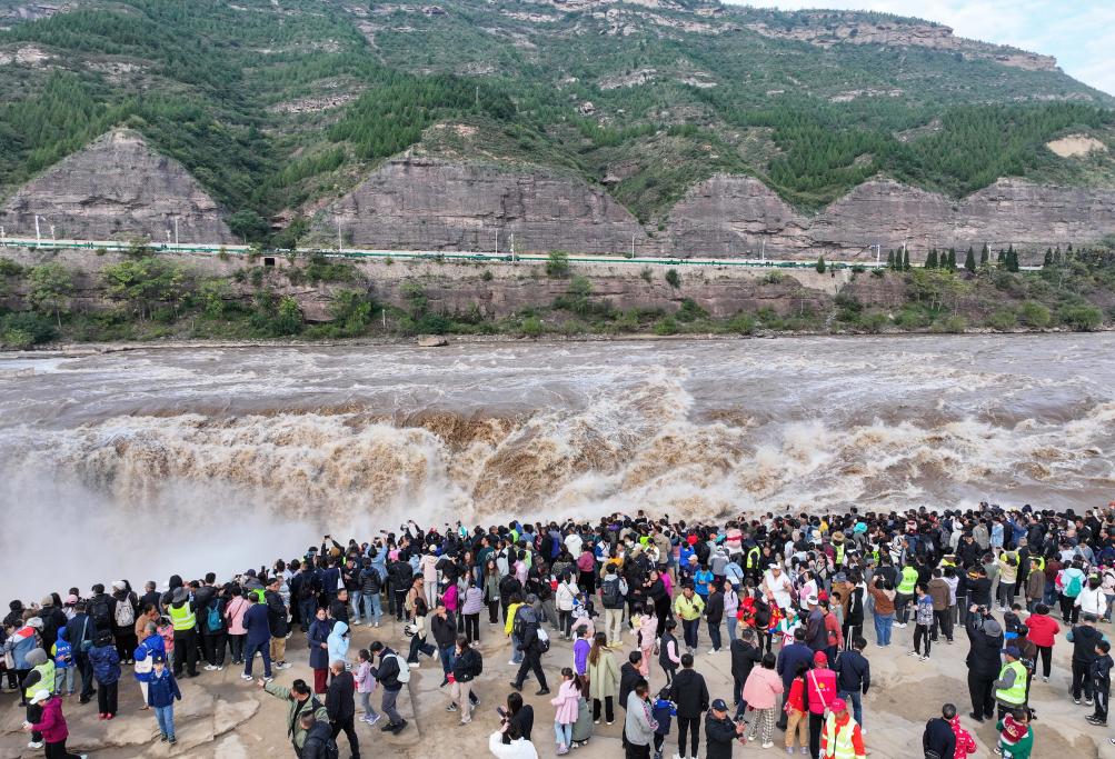 الصورة: شلال هوكو على النهر الأصفر بالصين يجتذب عددا كبيرا من السياح