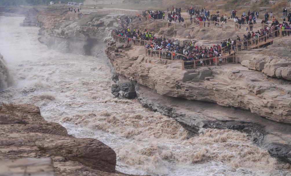 الصورة: شلال هوكو على النهر الأصفر بالصين يجتذب عددا كبيرا من السياح