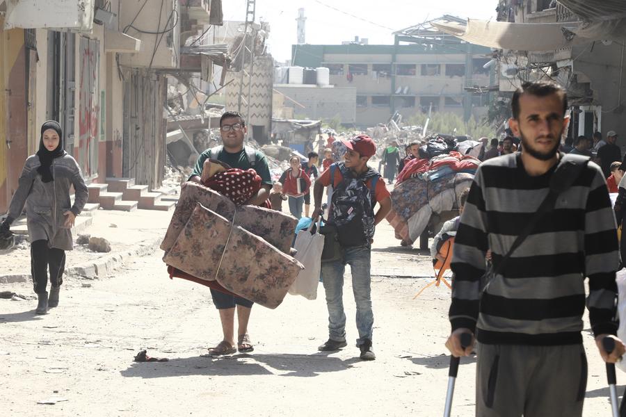 مقالة : نازحون فلسطينيون يهربون من القتل إلى الموت البطيء وسط ضبابية مستقبل غزة