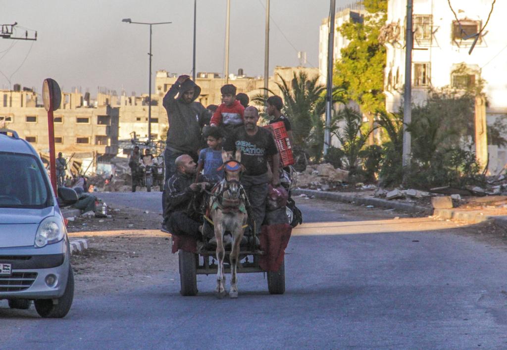 الصورة: فلسطينيون يفرون من جباليا شمالي قطاع غزة