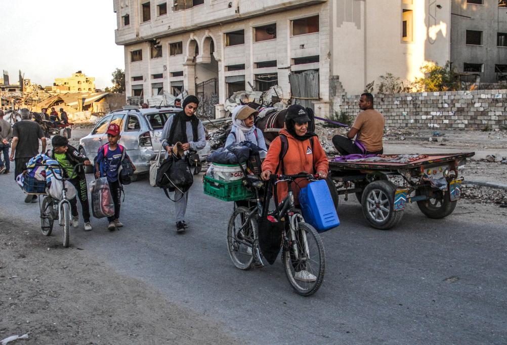 الصورة: فلسطينيون يفرون من جباليا شمالي قطاع غزة