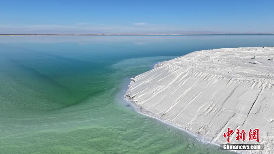 بحيرة تشارهان المالحة تتألق باللون الزمرّدي