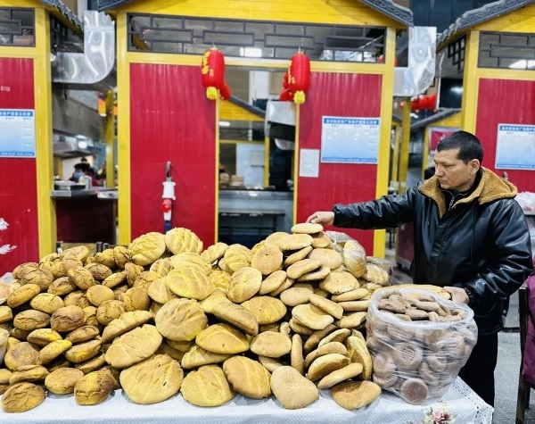 في مركز المعارض بكورلا: إقبال كبير من المواطنين على تذوق أشهى المأكولات بمناسبة عيد الربيع