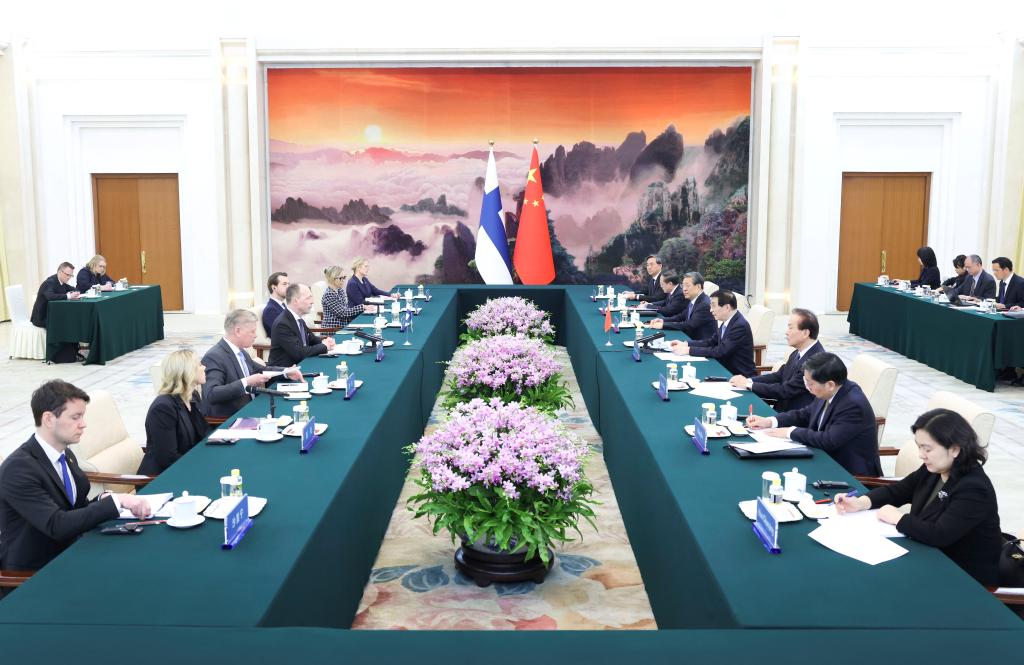 كبير المستشارين السياسيين الصينيين يلتقي رئيس البرلمان الفنلندي