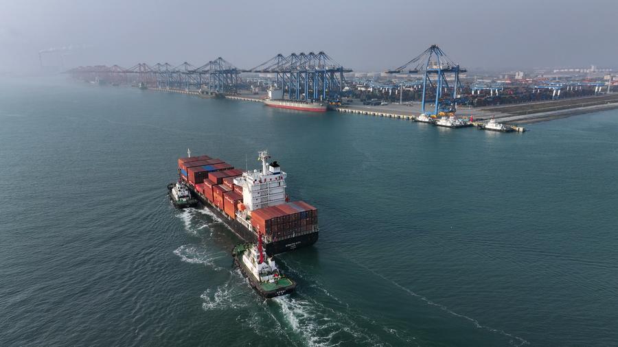 شحن أكثر من 4 ملايين حاوية معيارية عبر النقل متعدد الوسائط بالسكك الحديدية والخطوط البحرية على ممر تجاري دولي في الصين