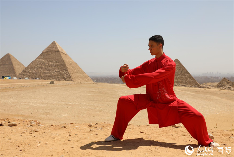 مصريون يمارسون التاي تشي أمام الأهرامات