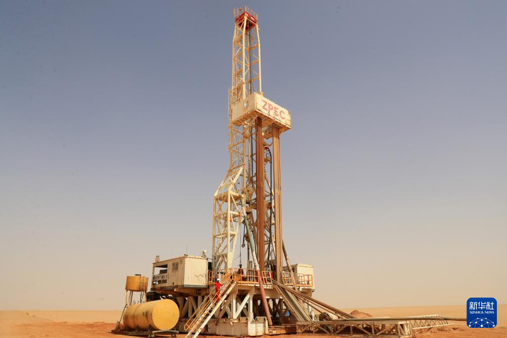 فرق حفر الآبار الصيني في الصحراء