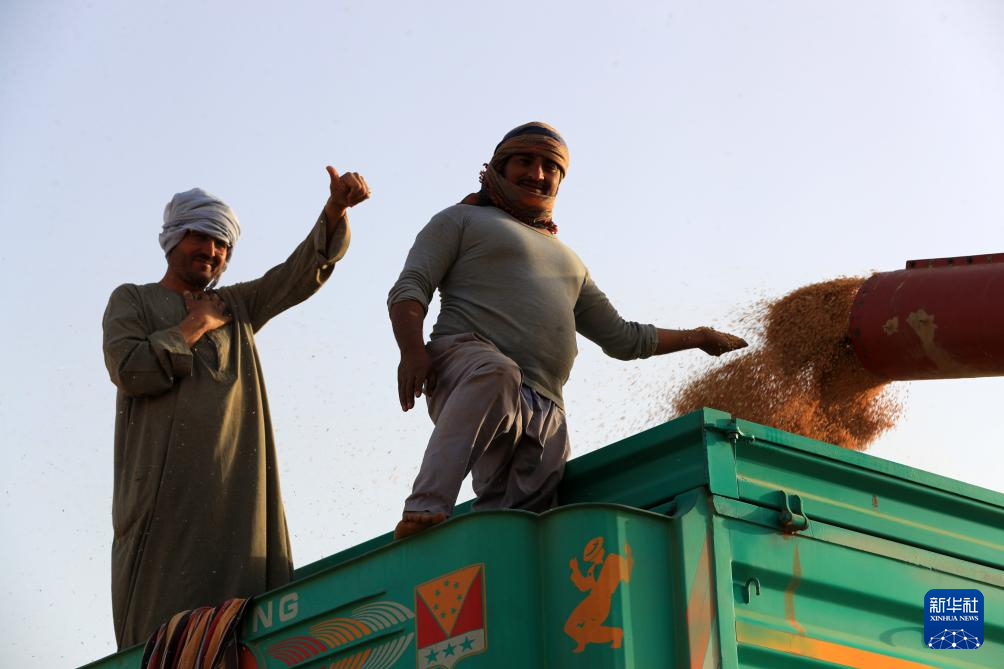 فرق حفر الآبار الصيني في الصحراء