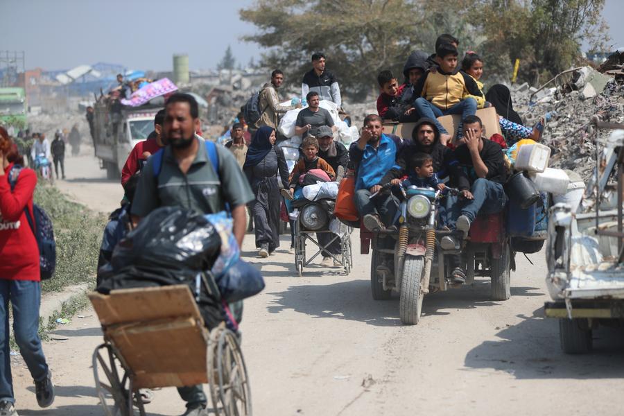 في الصورة الملتقطة يوم 18 مارس 2025، فلسطينيون على طريق في مدينة غزة يفرون من مدينة بيت حانون شمالي قطاع غزة.(شينخوا)