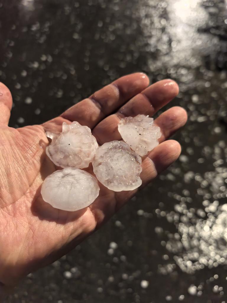 الصورة: تساقط حبات برد خلال عواصف رعدية في بكين