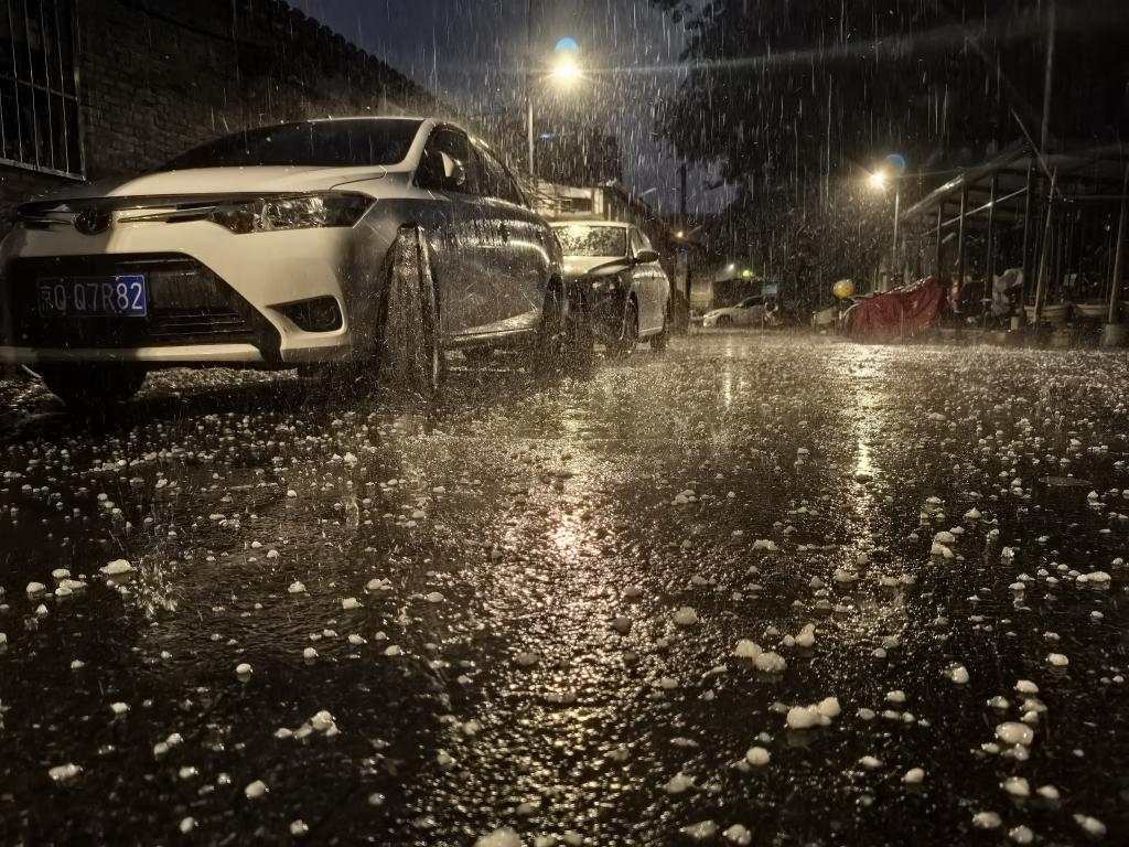 الصورة: تساقط حبات برد خلال عواصف رعدية في بكين