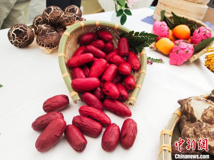 الطلّاب المهنيون في قوانغشي يبدعون معجّنات مطابقة للفواكه والخضروات الحقيقية