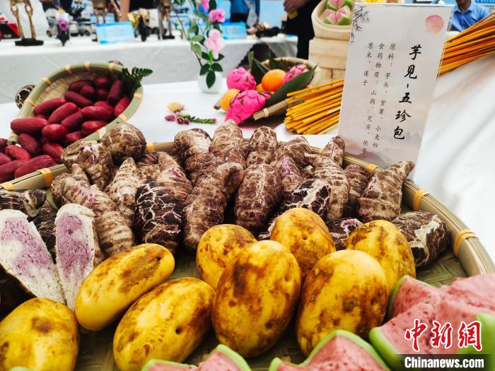 الطلّاب المهنيون في قوانغشي يبدعون معجّنات مطابقة للفواكه والخضروات الحقيقية