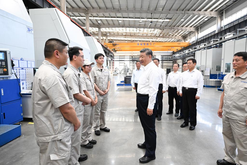 شي يتفقد مدينة لوهيانغ وسط الصين