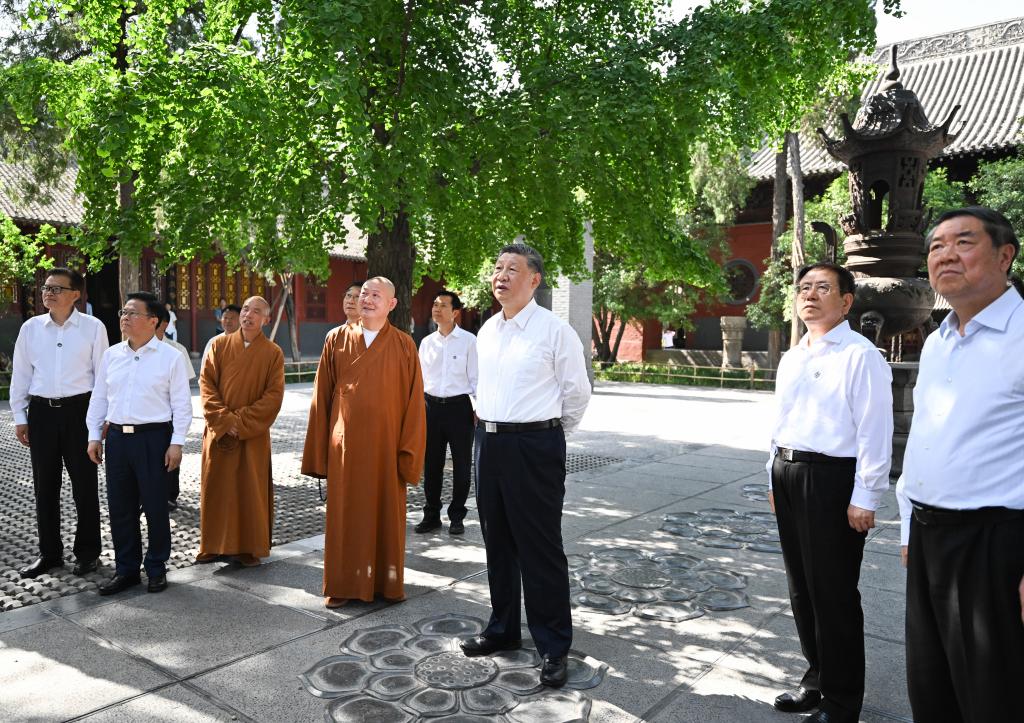 شي يتفقد مدينة لوهيانغ وسط الصين