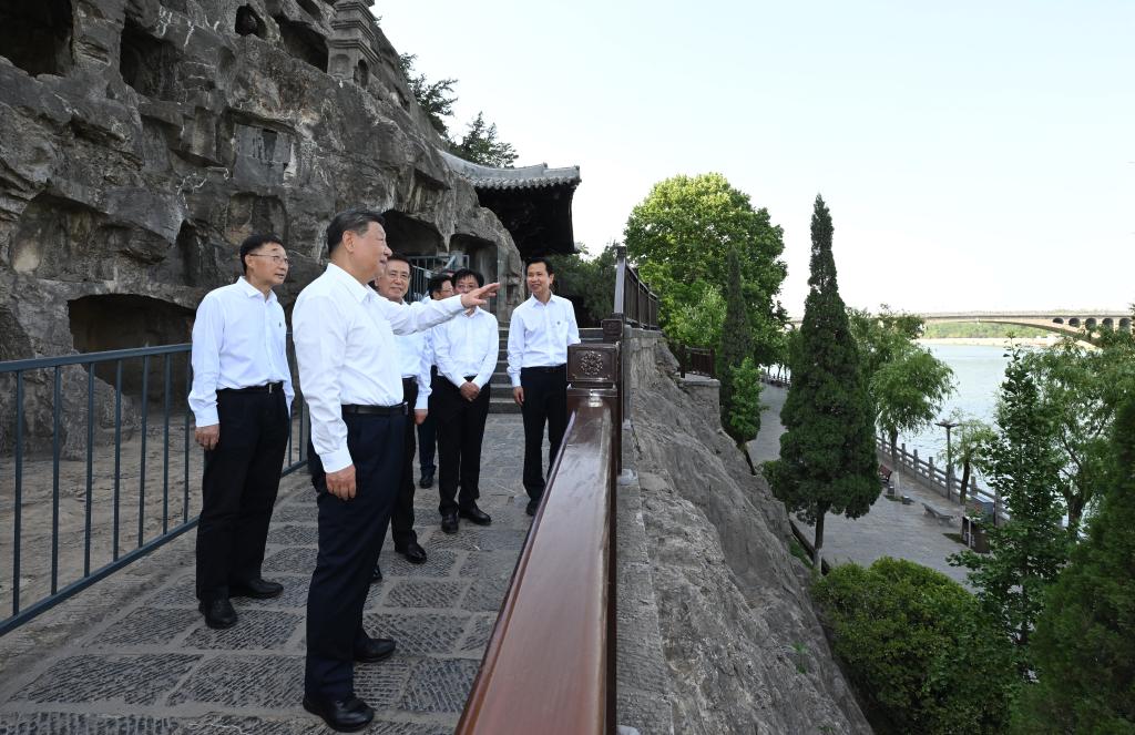 شي يتفقد مدينة لوهيانغ وسط الصين